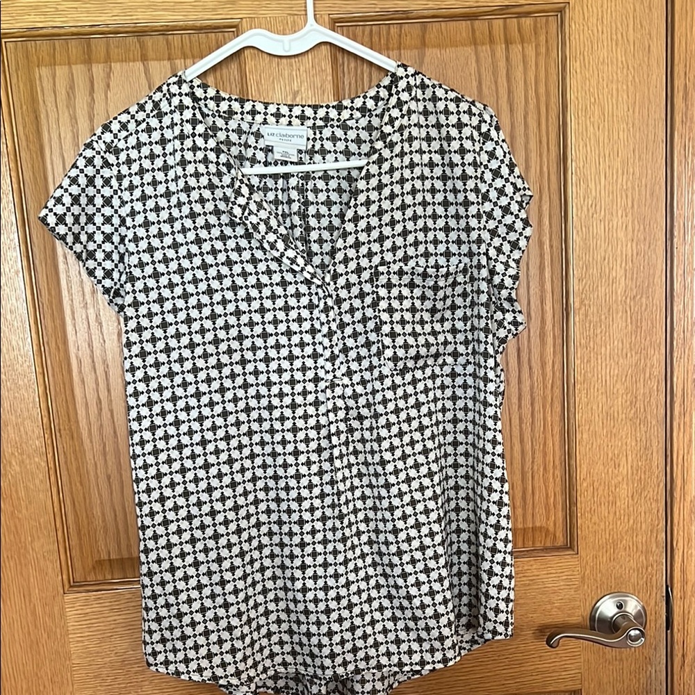 Women's Black and White Patterned Top